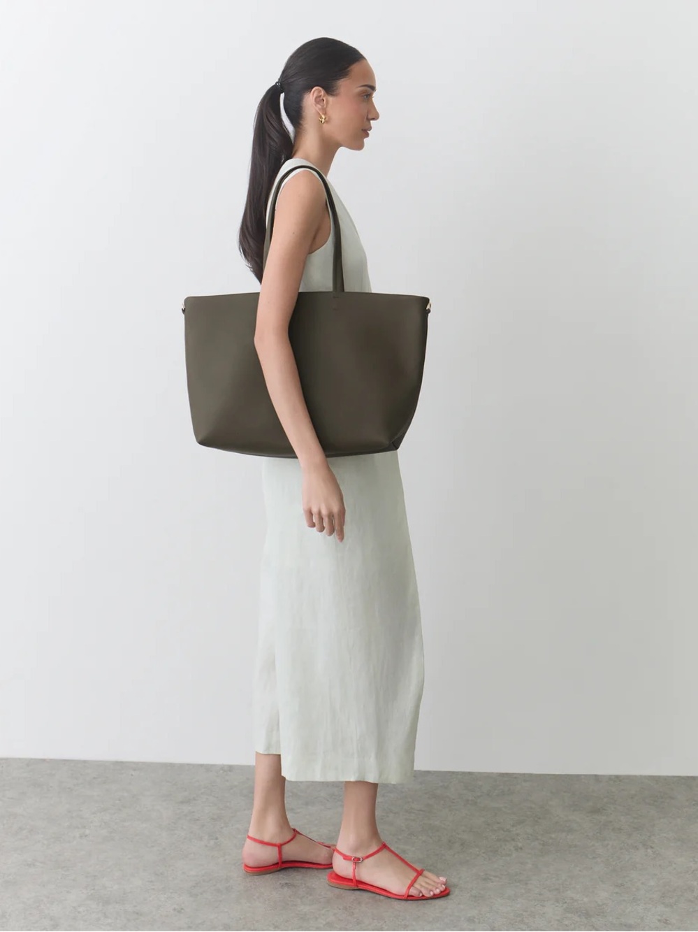 Cuyana Classic Easy Zipper Tote in Dark Olive - Picture 2 of 15